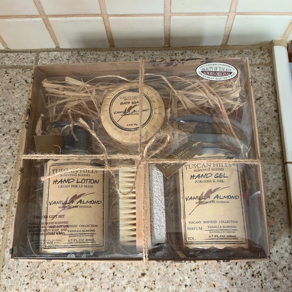 NIB TUSCAN HILLS Vanilla Almond Gift Set - Picture 1 of 2